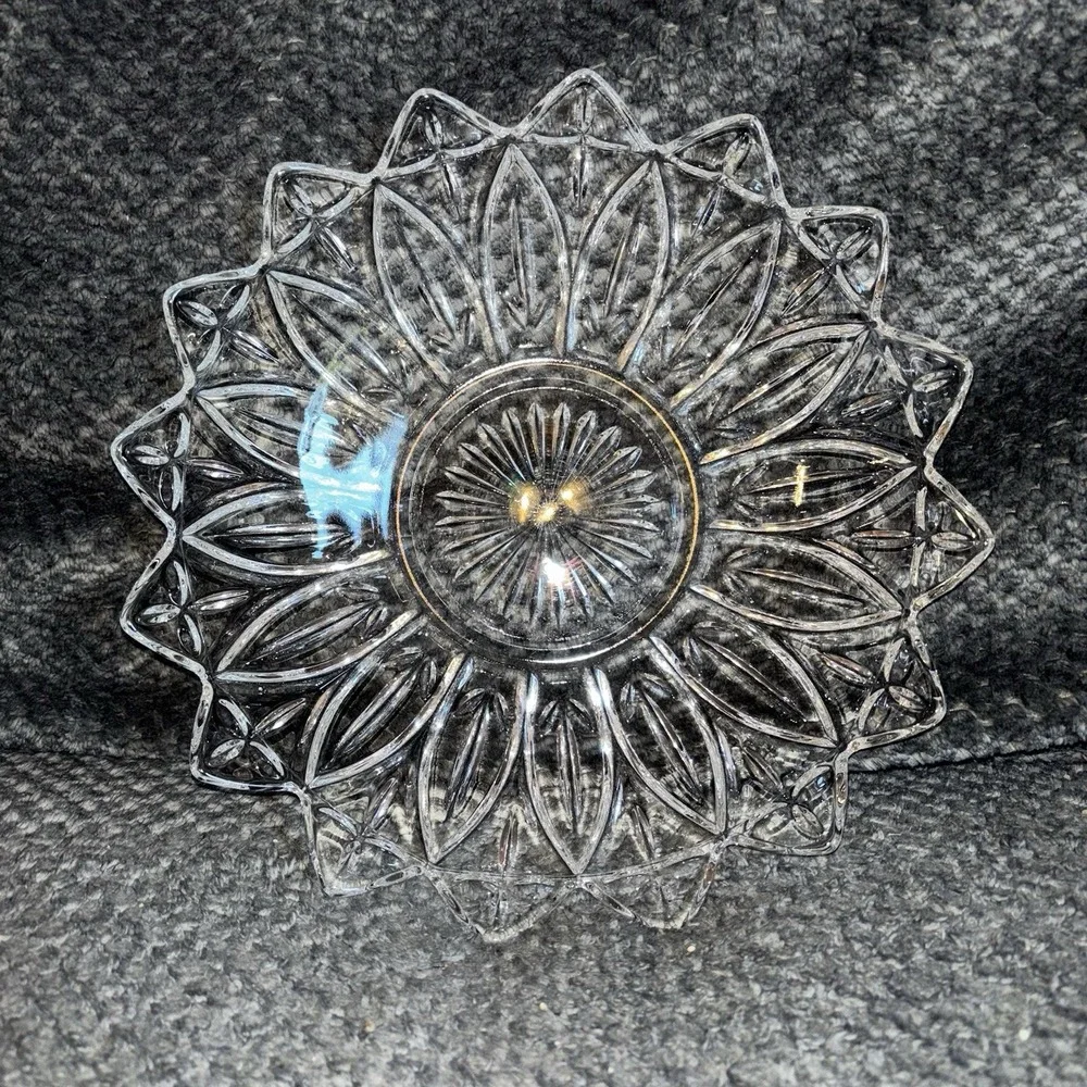 Vintage Federal Glass Flower Petal Clear Glass Sandwich Bowl /‎ Dish Large
